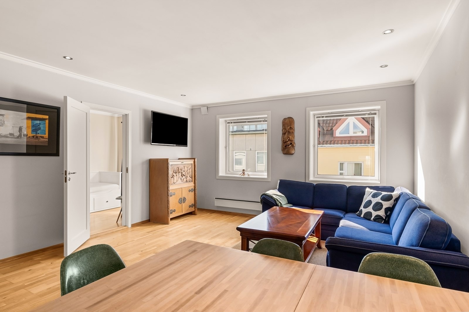 Stuen har plass til både sofagruppe og spisebord, og er et naturlig samlingspunkt i boligen. Galleribilde
