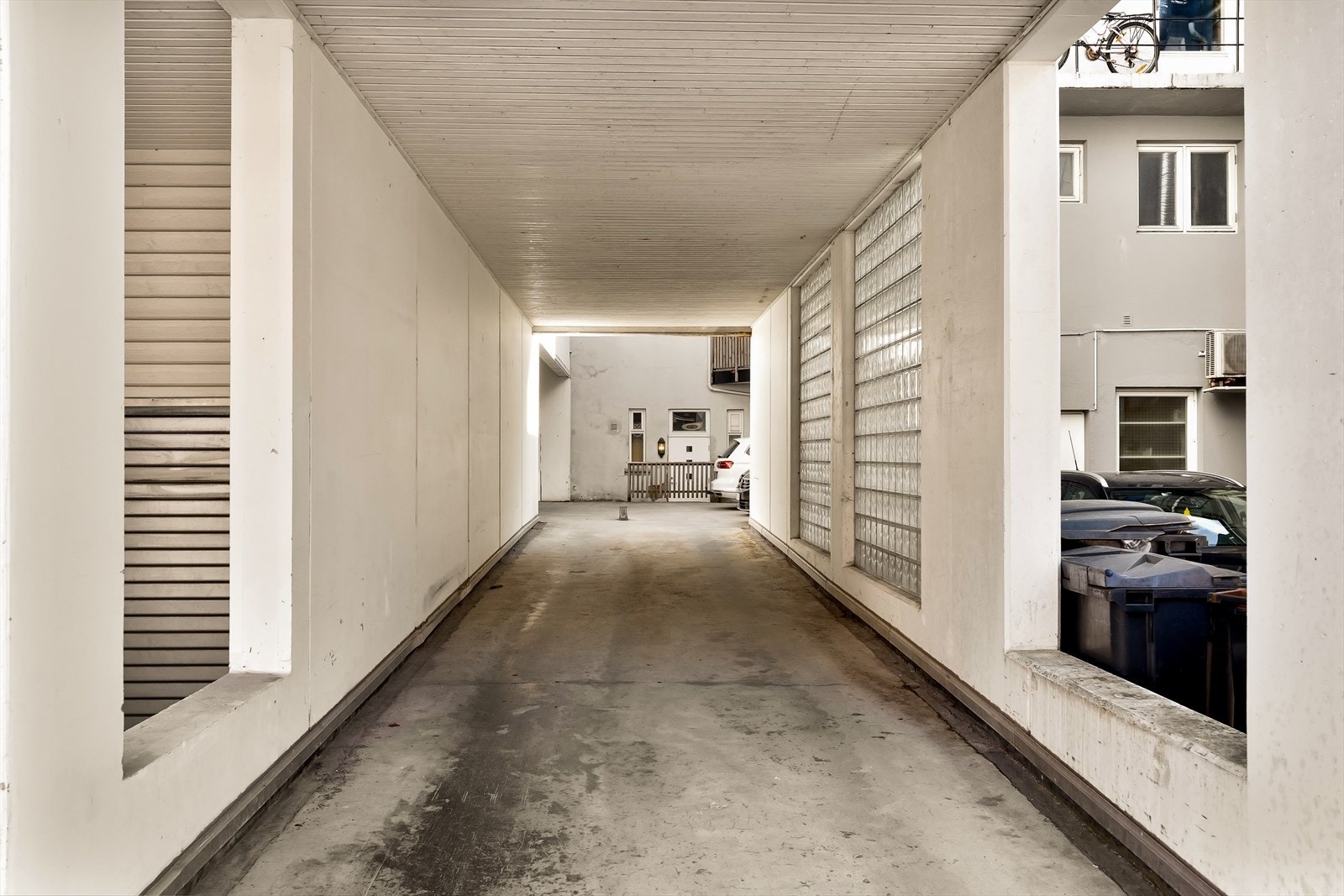Passasje gjennom bygget fører til parkeringsplassene i bakgården. Galleribilde