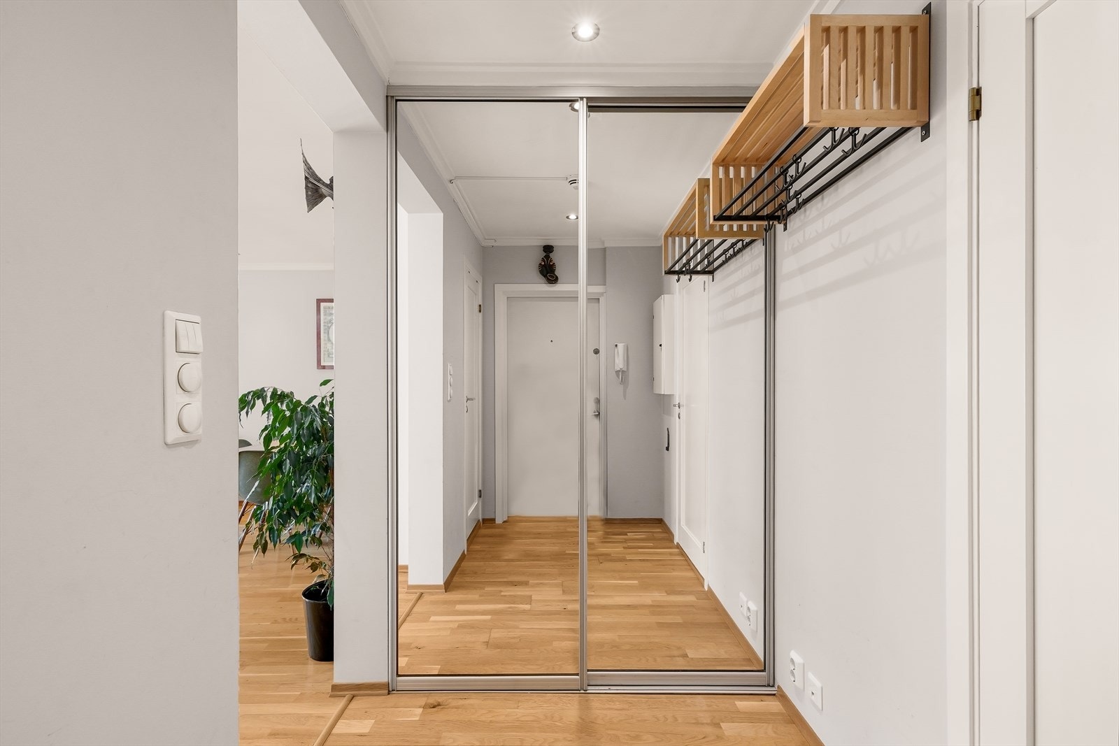 Entréen har en stor skyvedørsgarderobe med speilfronter som gir rikelig med oppbevaringsplass. Galleribilde