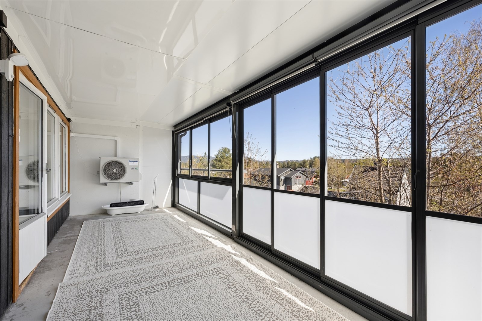 Romslig innglasset balkong, hvor du sitter lunt til hele året. Galleribilde
