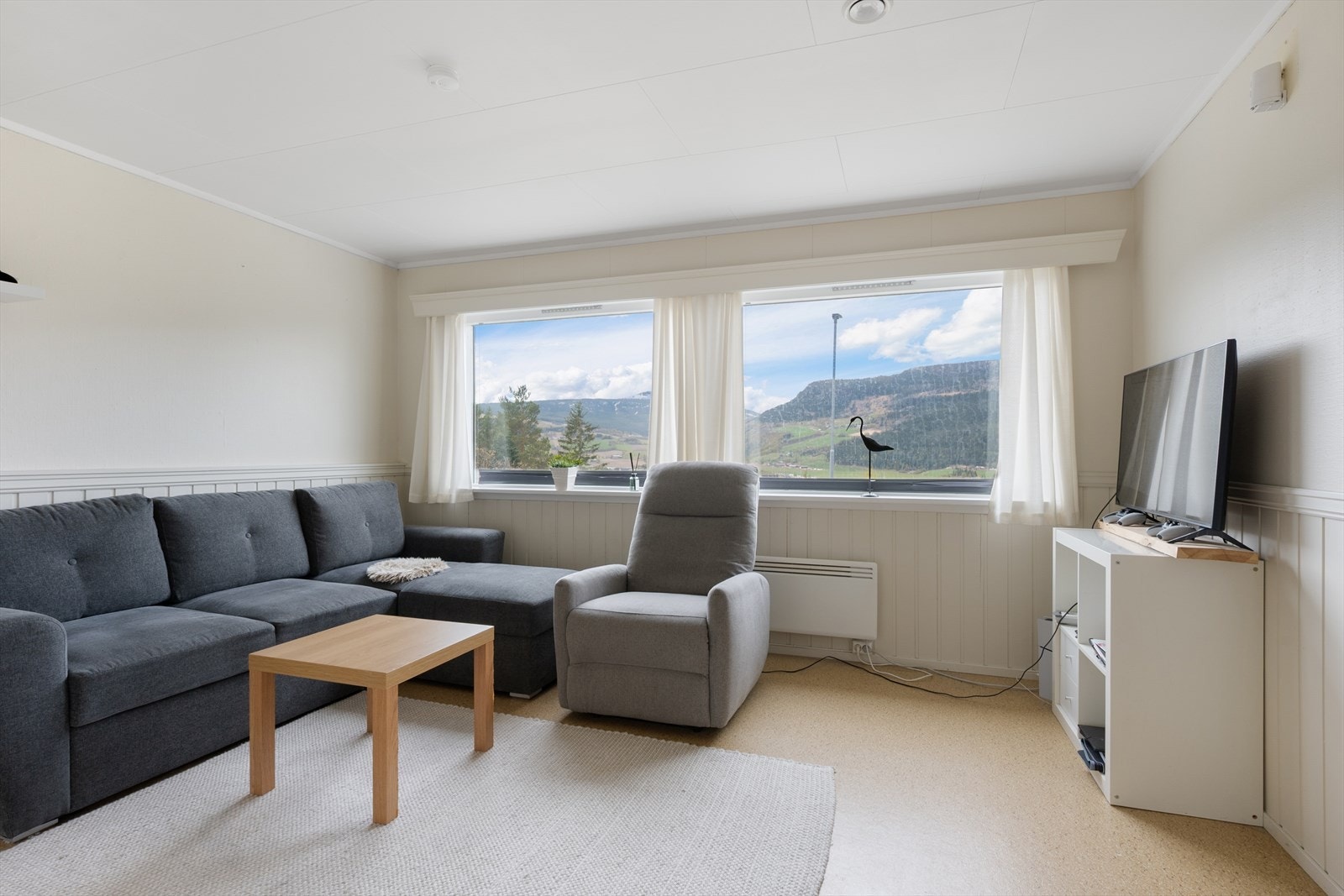 Planløsningen i utleiedelen er funksjonell og byr på stue, kjøkken, 1 soverom, bad og bod. Galleribilde