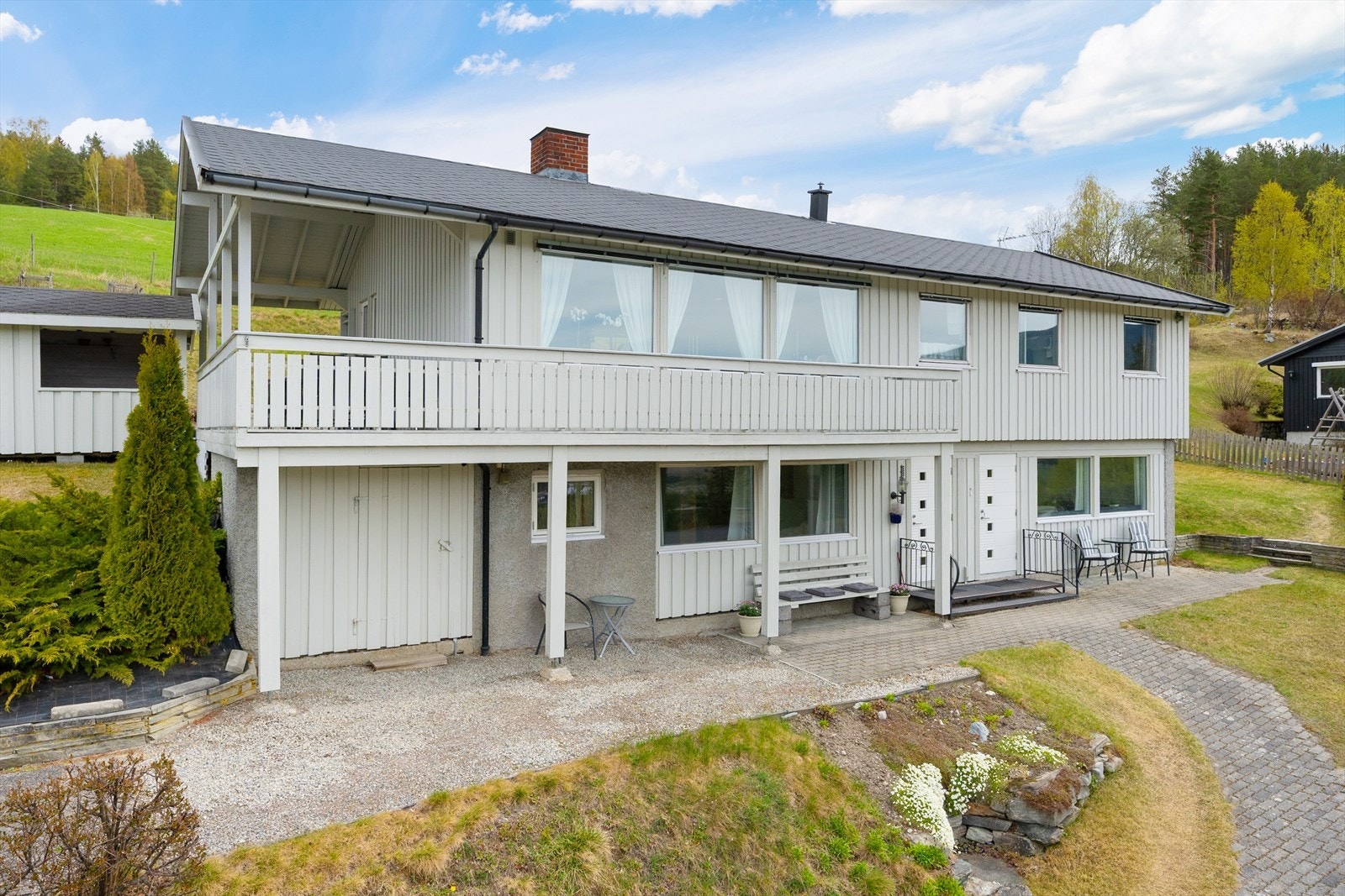 Håmmårvegen 14 er en innholdsrik enebolig m/ fleksibel planløsning som inkluderer godkjent utleiedel i underetasjen. Galleribilde