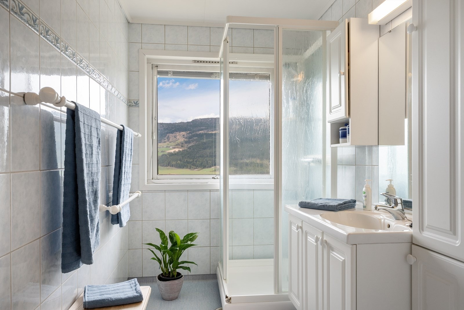 Badet i hovedetasjen har flislagte vegger og belegg på gulvet. Galleribilde