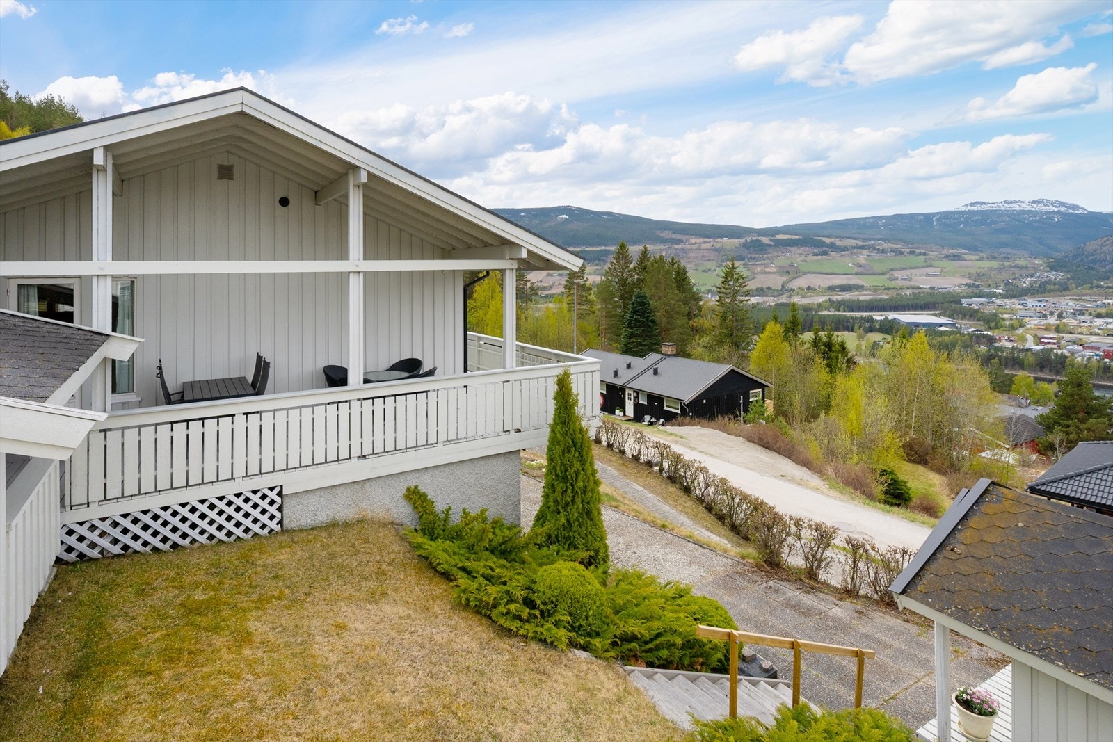 Fra verandaen er det direkte adkomst til hageområdet bak huset. Galleribilde