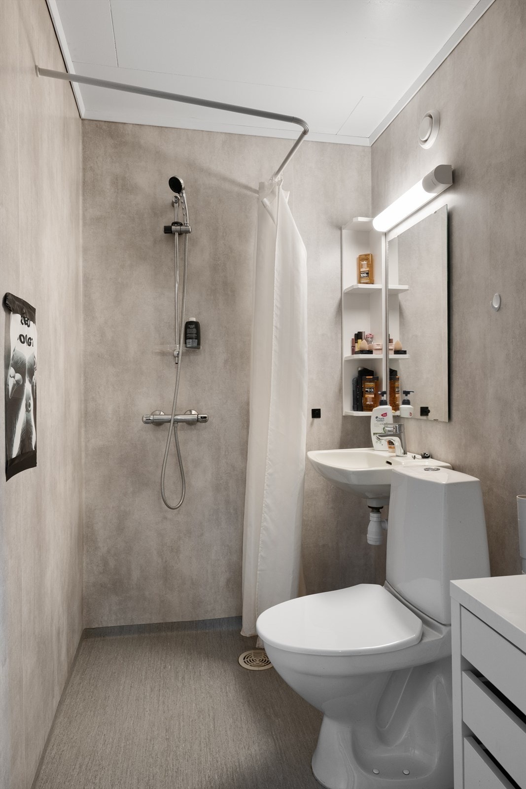 Badet ble oppgradert i 2023. Rommet har varme i gulv og opplegg for vaskemaskin. Galleribilde