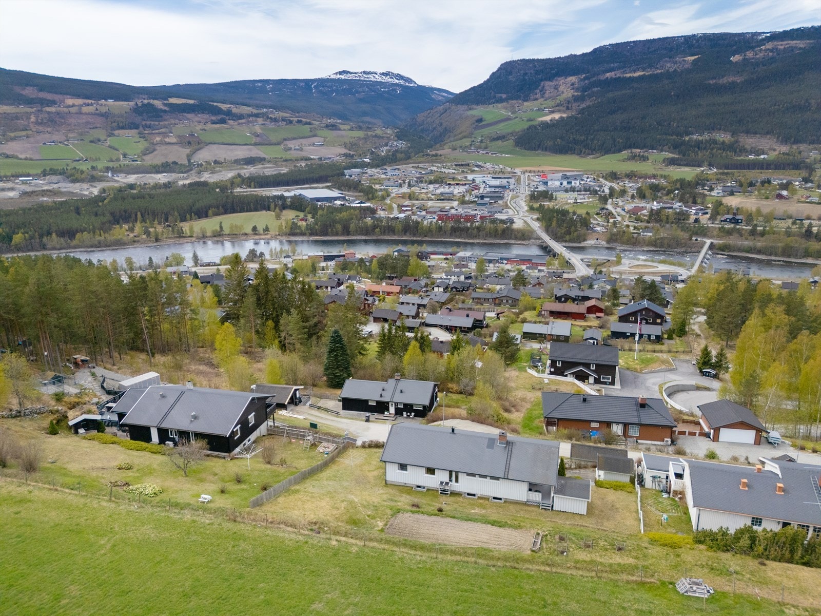 Eiendommen ligger høyt og fritt med gode solforhold og fin utsikt over Vinstra og nærområdet. Galleribilde