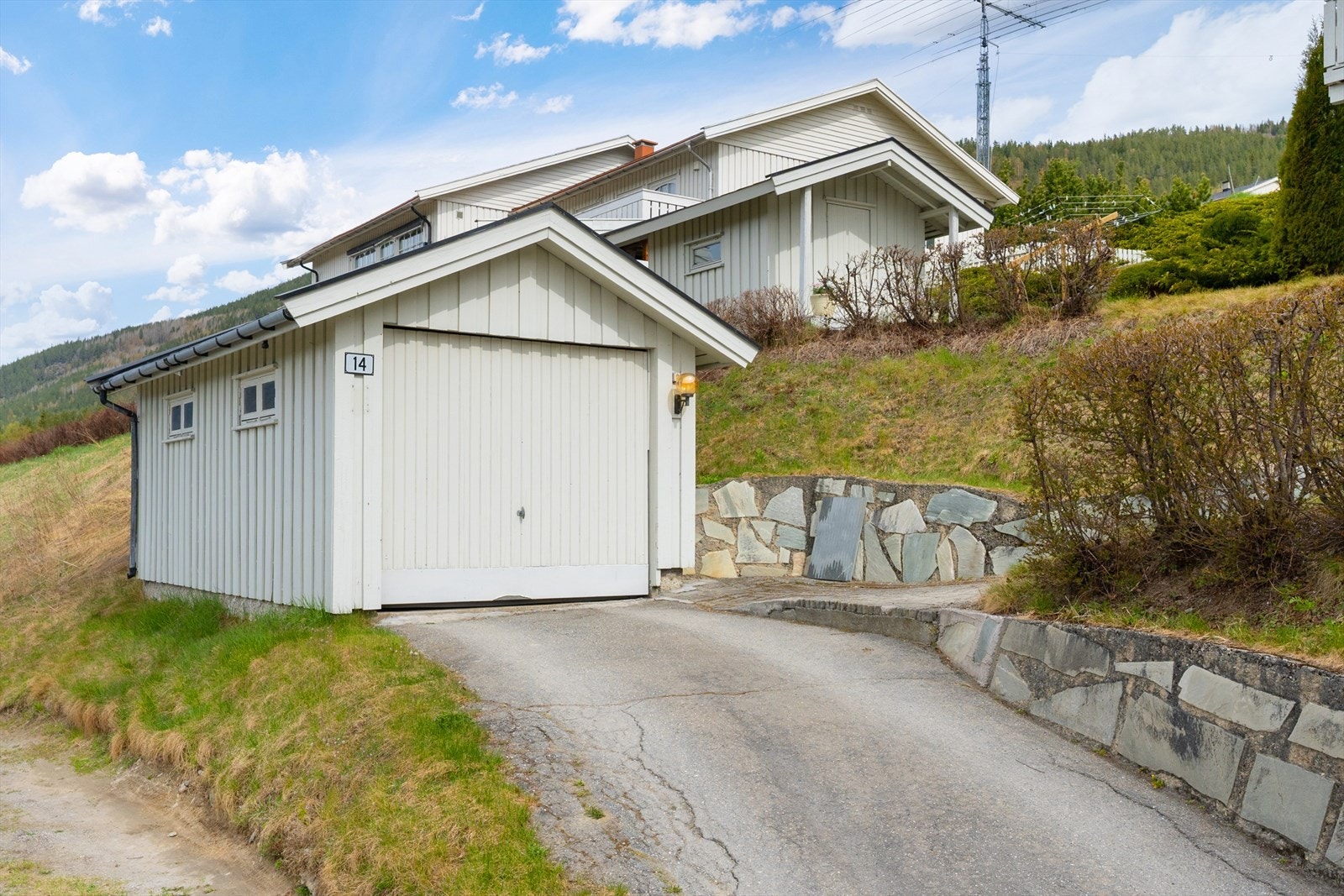 Til eiendommen hører også garasje på ca 15 kvm som ble oppført i 1983. Det gjøres oppmerksom på at vann-og avløpsledninger fra Håmmårvegen 16 ligger under garasjen på Håmmårvegen 14. Galleribilde