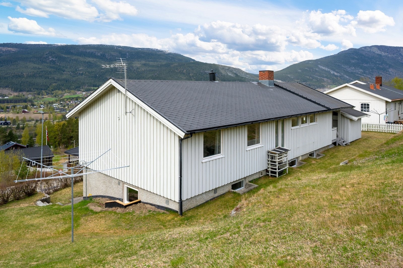 Taket er tekket med asfaltshingel. Galleribilde