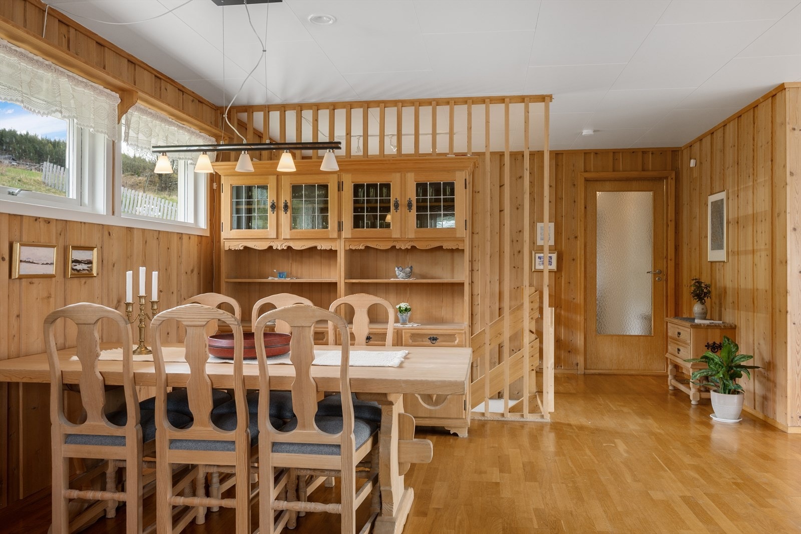 Spisestuedelen har god plass til langbord og gjør det enkelt å samle mange rundt bordet. Galleribilde