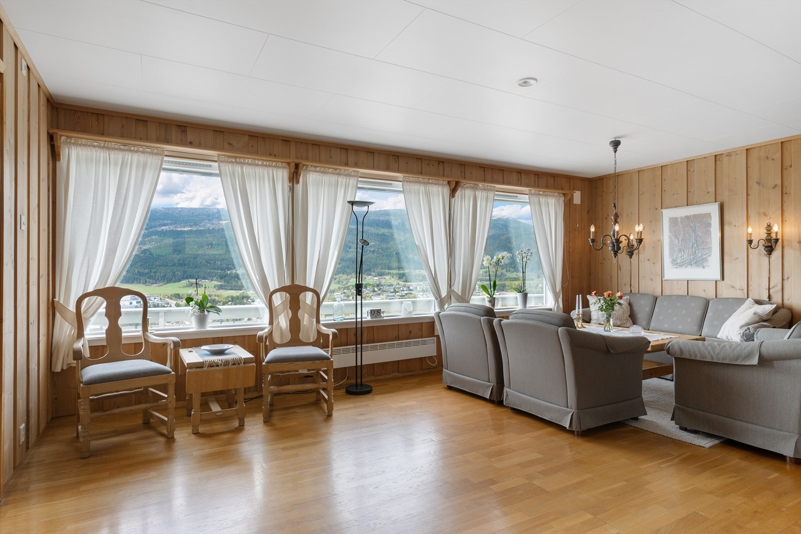 Store vindusflater slipper inn rikelig med dagslys og rammer inn den fine utsikten. Galleribilde