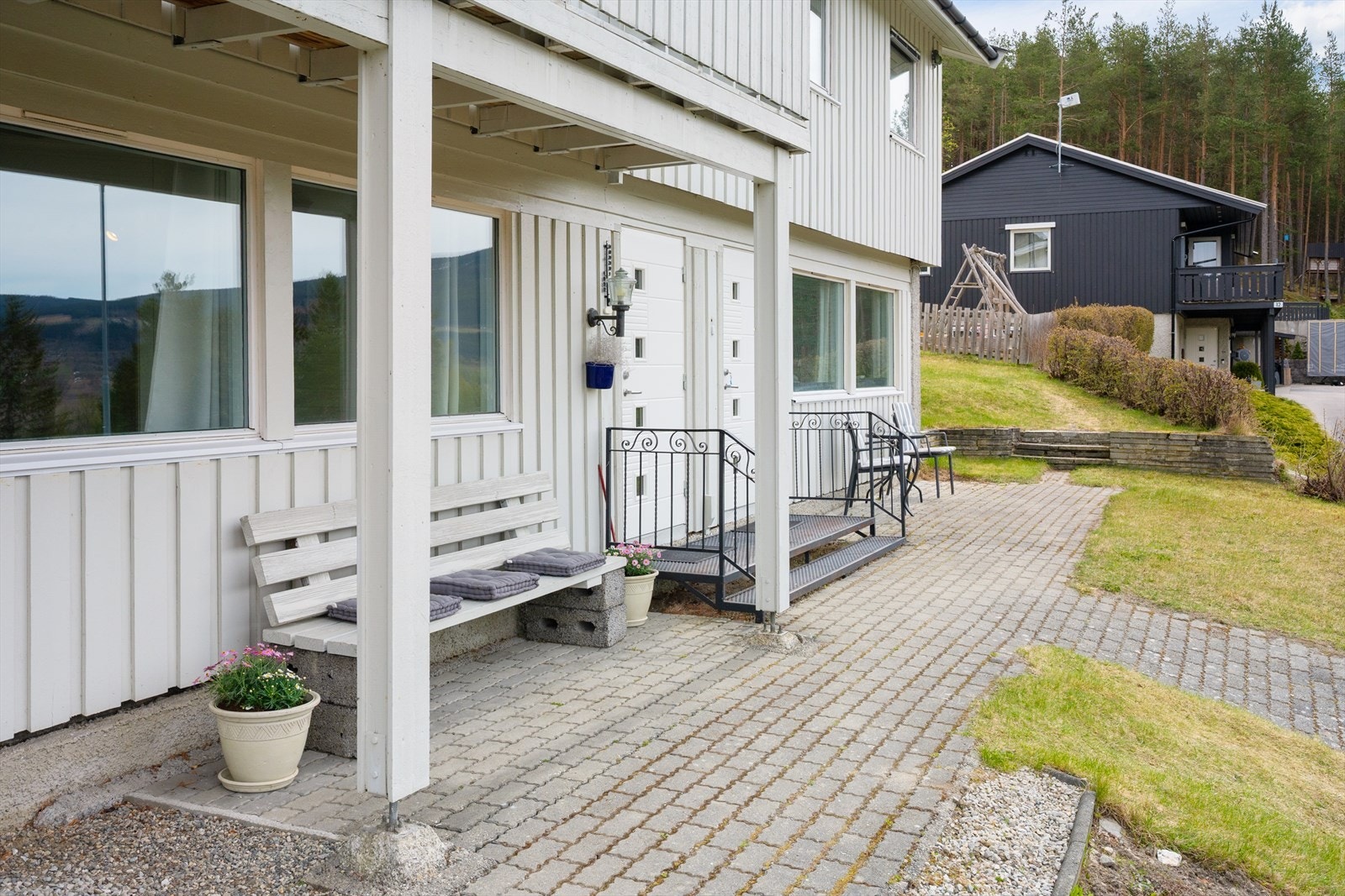 Boligen har to separate innganger i underetasjen; én til hoveddelen og én til utleiedelen. Galleribilde