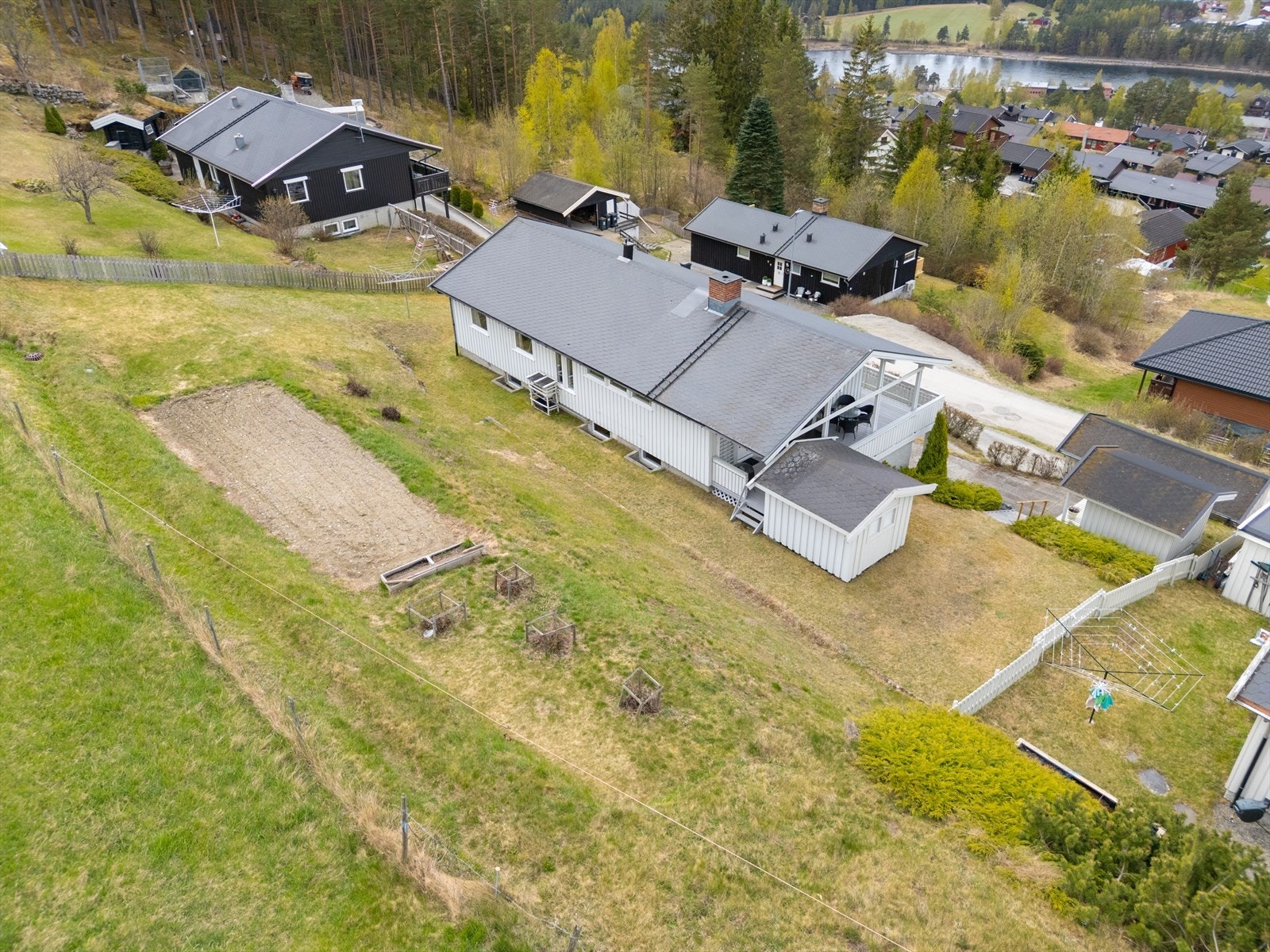 Tomten på ca 1099 kvm gir gode muligheter for hage og uteaktiviteter. Galleribilde
