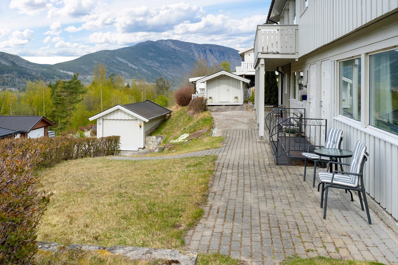 Uthuset på ca 6 kvm gir god, utvendig lagringsplass. Galleribilde