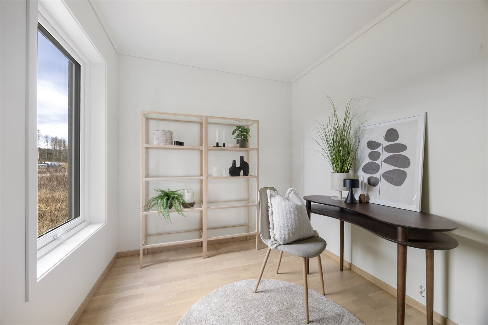Det tredje soverommet i første etasje, her innredet som et lyst og trivelig hjemmekontor. Galleribilde