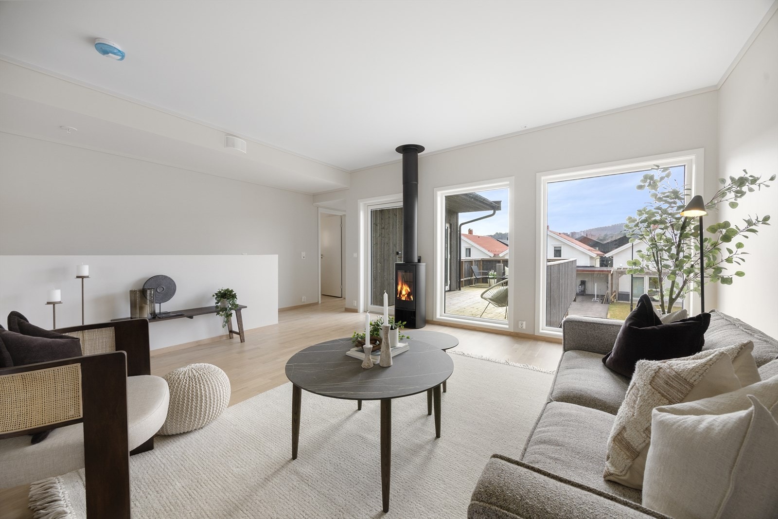 Store vindusflater slipper inn rikelig med dagslys og gir utgang til balkongen. Galleribilde