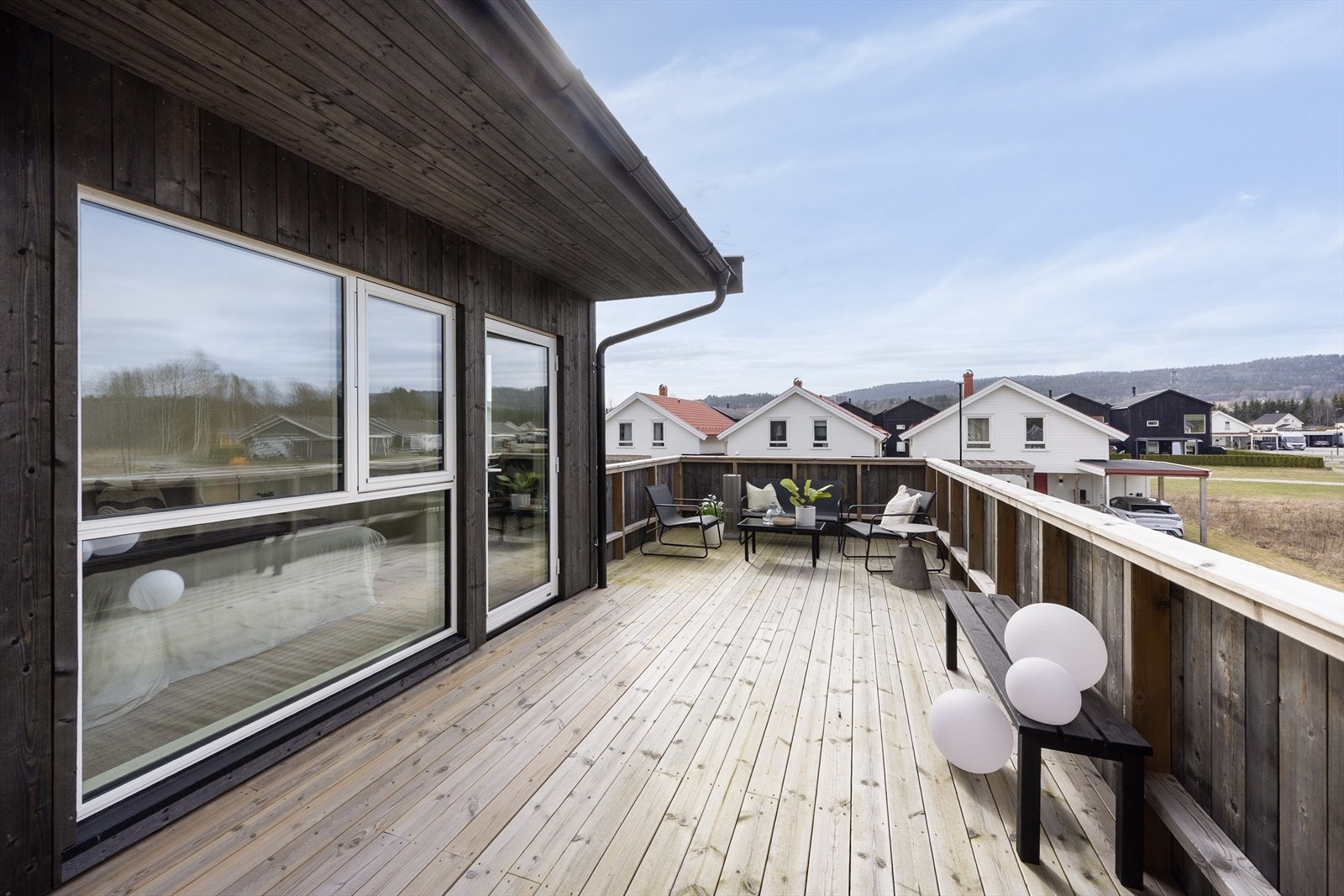 Balkongen er delvis overbygget, noe som gir ly for vær og vind. Galleribilde