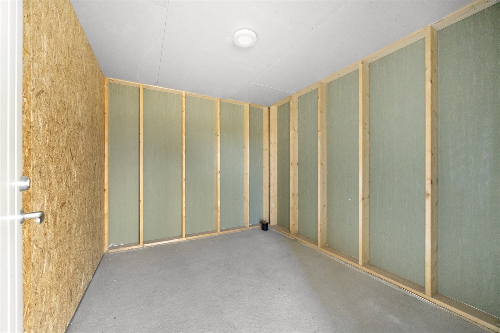 I tilknytning til carporten ligger en romslig sportsbod for praktisk lagring. Galleribilde