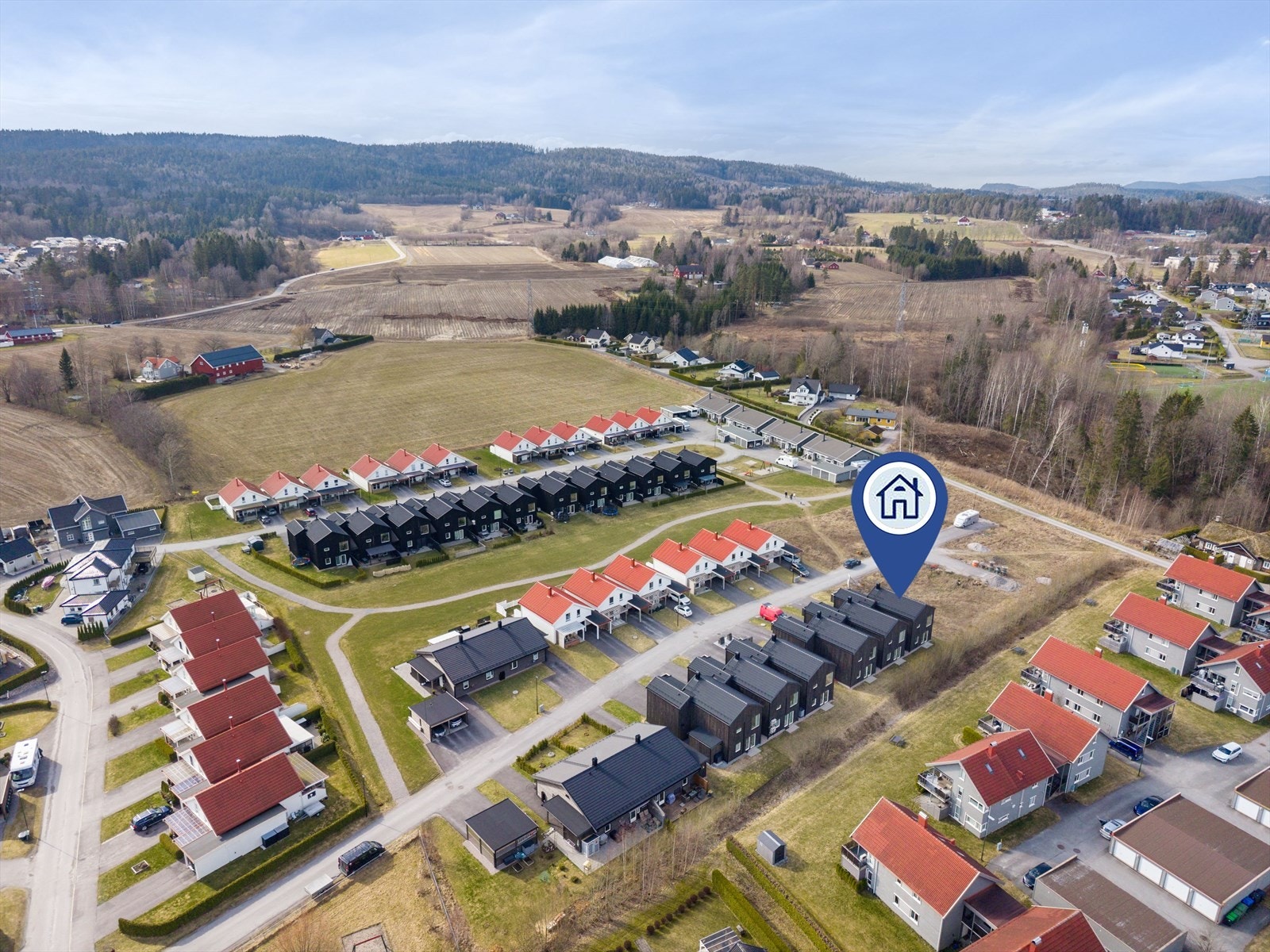 Området byr på flere fine tur- og rekreasjonsområder, med kjente turstier som Kjerkåsen, Piggen og Solmyrås. Galleribilde