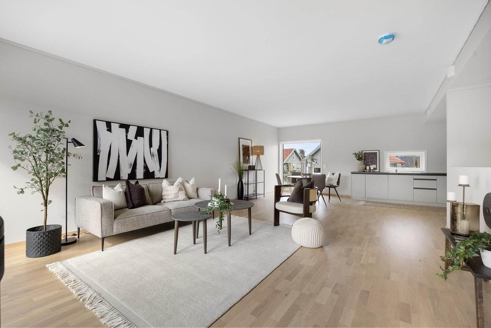 Den åpne løsningen gir god plass og fleksibilitet for møblering av både sofagruppe og spisebord. Galleribilde