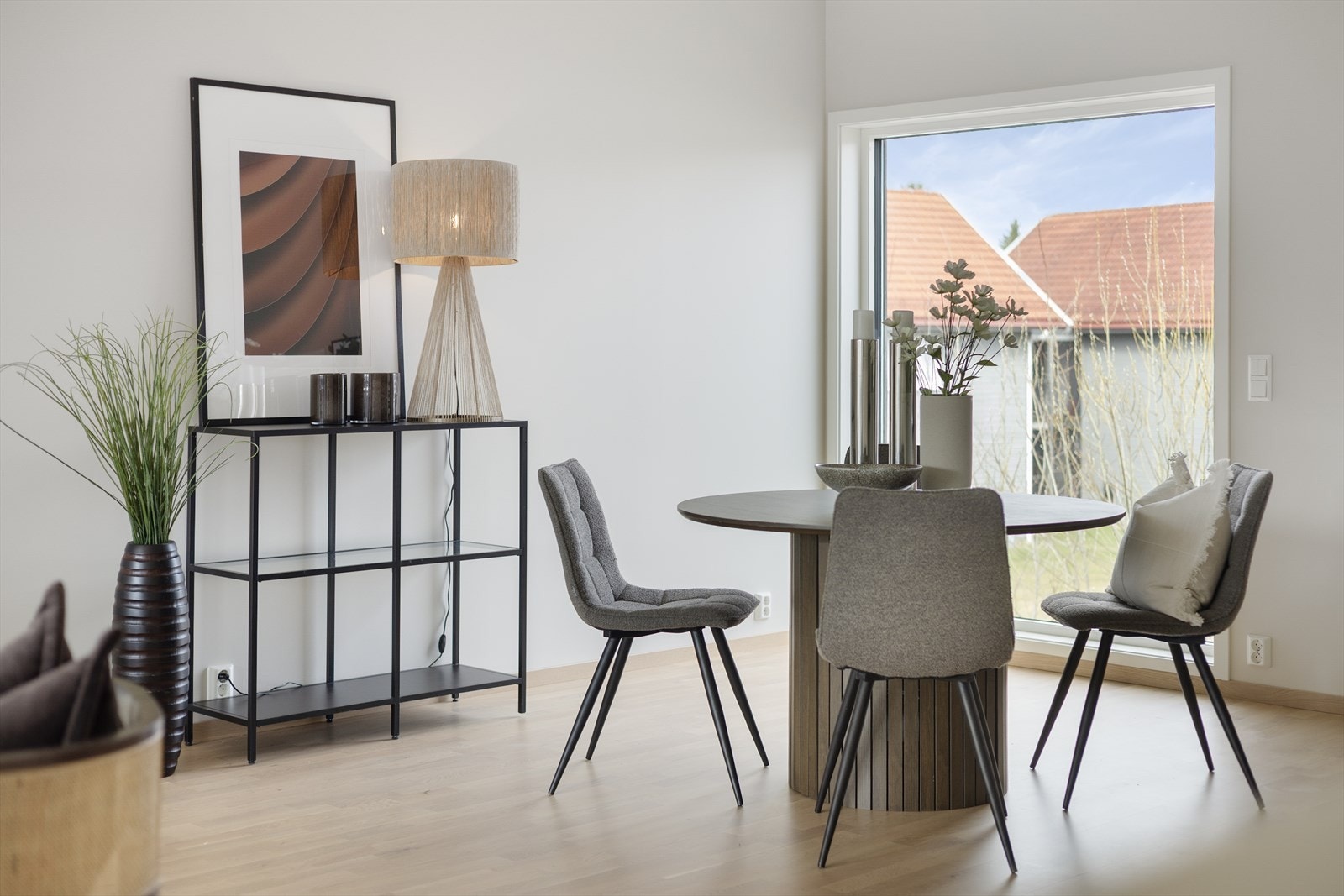 Spiseplassen er en naturlig del av allrommet, med nærhet til både kjøkken og stue. Galleribilde