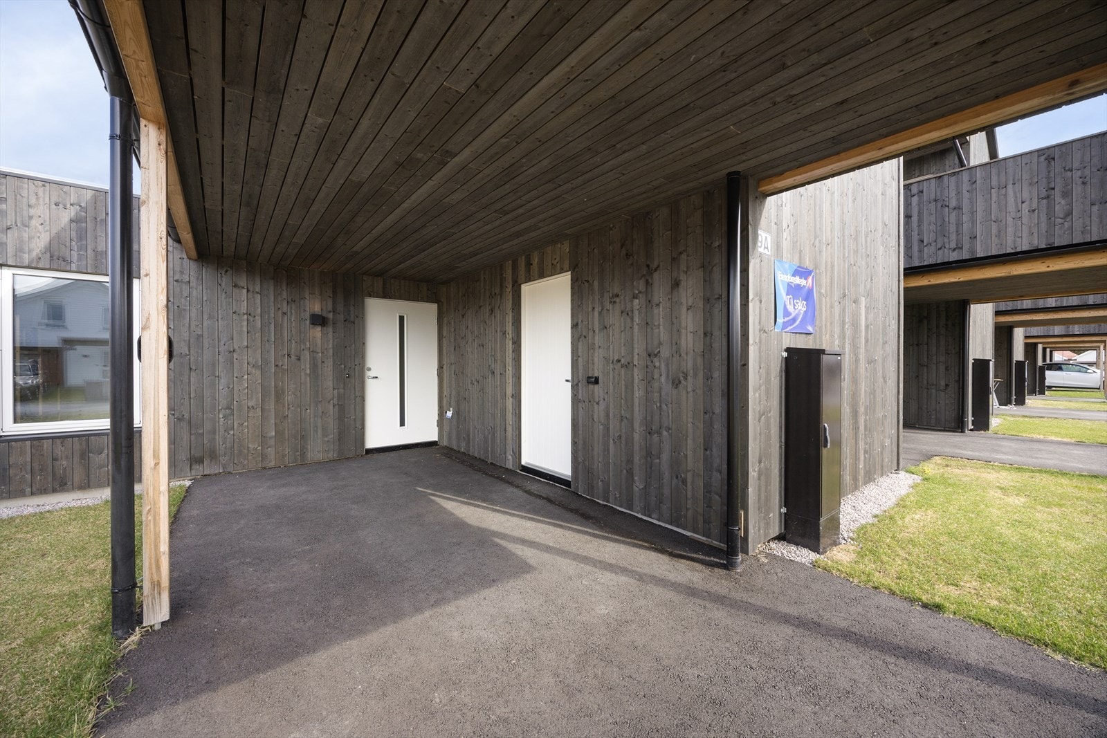 Integrert carport med direkte og tørrskodd adkomst til inngangspartiet. Galleribilde