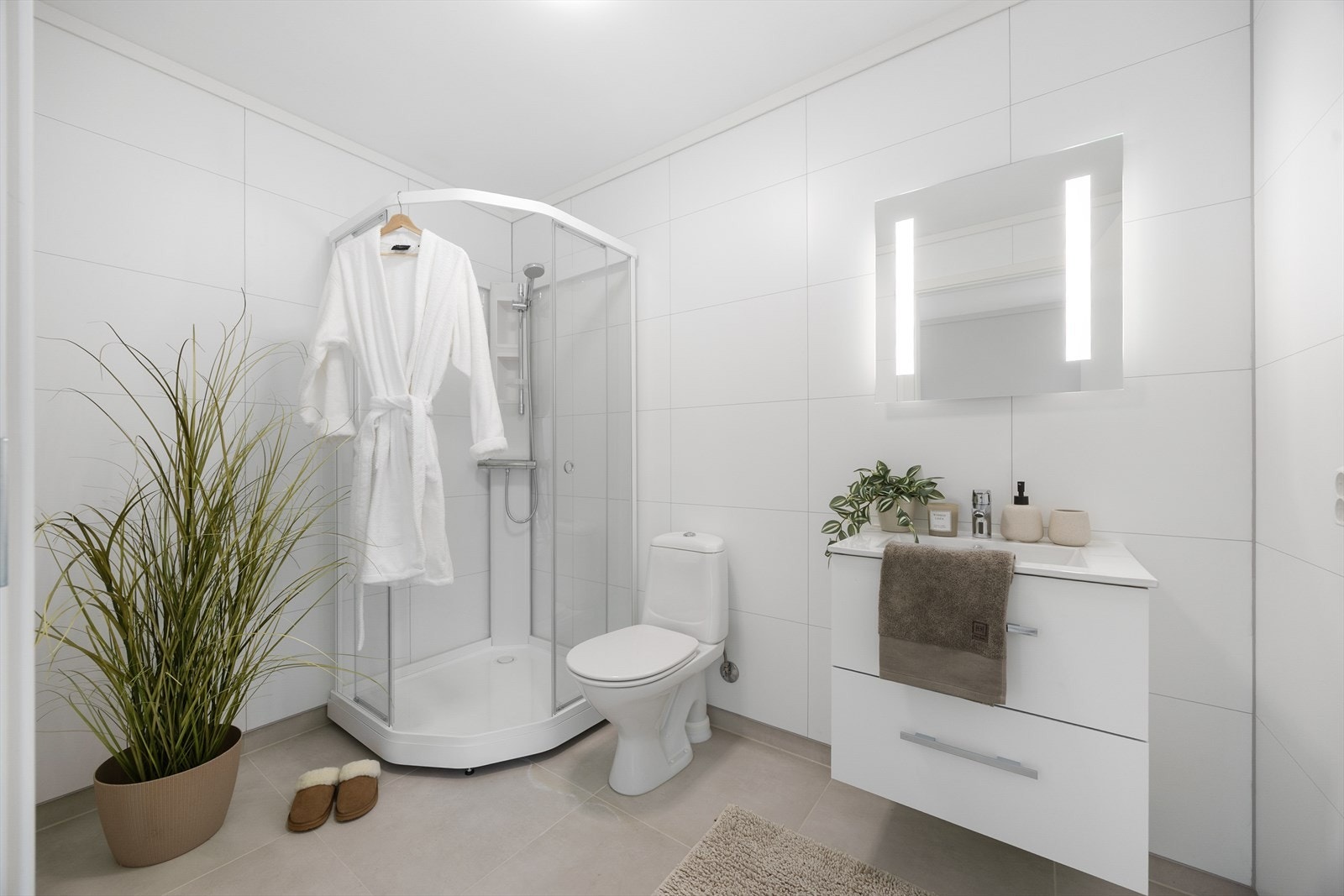 Det andre badet ligger praktisk til i andre etasje, i tilknytning til stuen. Galleribilde