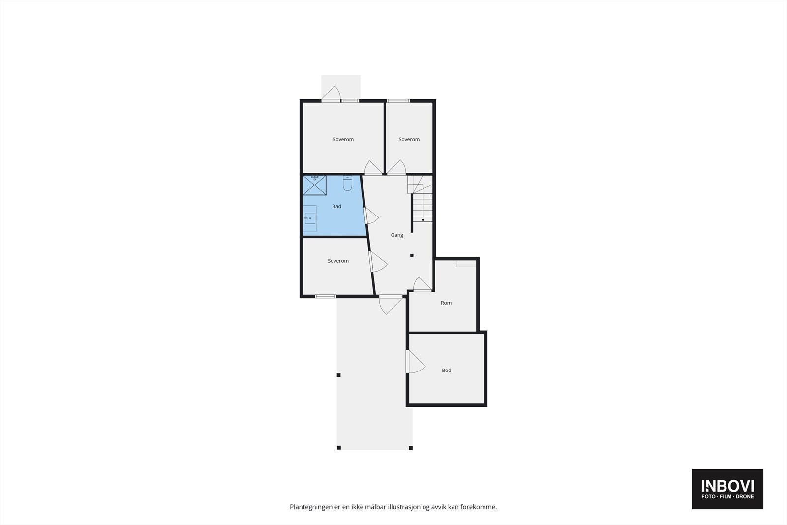Første etasje inneholder entré, tre soverom, bad og et praktisk vaskerom/teknisk rom. Galleribilde