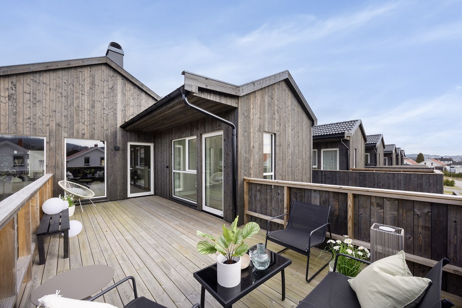 Balkongen fungerer som en naturlig forlengelse av stuen i sommerhalvåret. Galleribilde