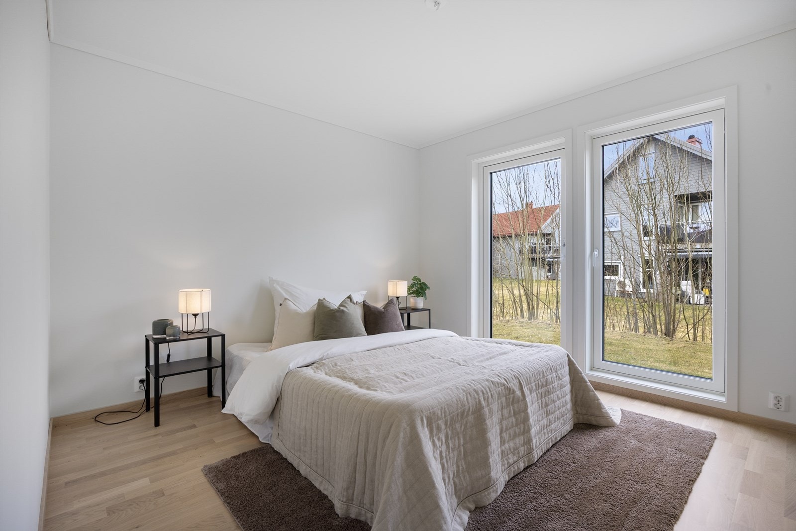 Ett av de tre soverommene i første etasje, med god plass til dobbeltseng og garderobeløsning. Galleribilde