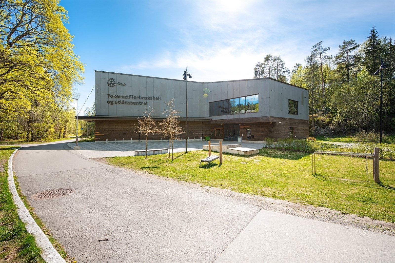 Tokerud Flerbrukshall og Utlånssentral ligger i umiddelbar nærhet og tilbyr et bredt spekter av aktiviteter. Galleribilde