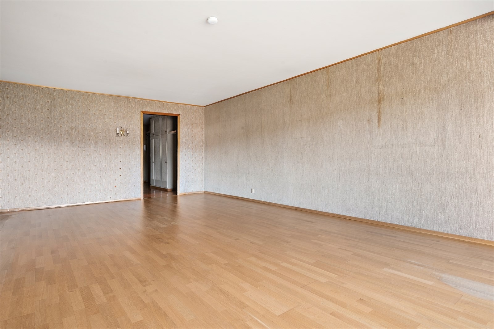 Rommet gir fleksibilitet for møblering av både en stor sittegruppe og spisebord. Galleribilde