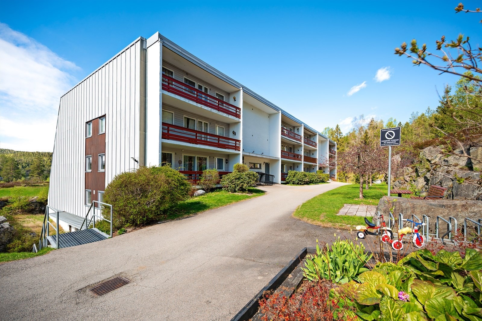Vestliterrassen Boligsameie består av 48 boligseksjoner og ble etablert i 1986. Galleribilde