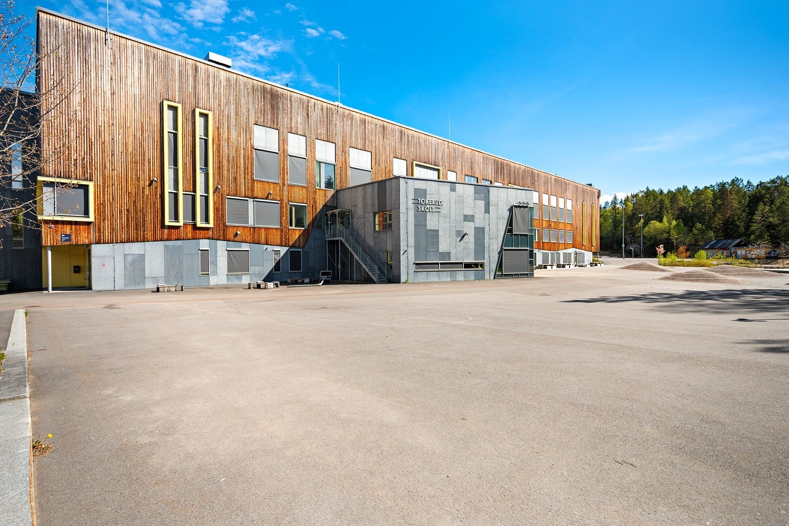 Kort gangavstand til både Vestli skole (1.-7. kl) og Tokerud skole (8.-10. kl). Galleribilde