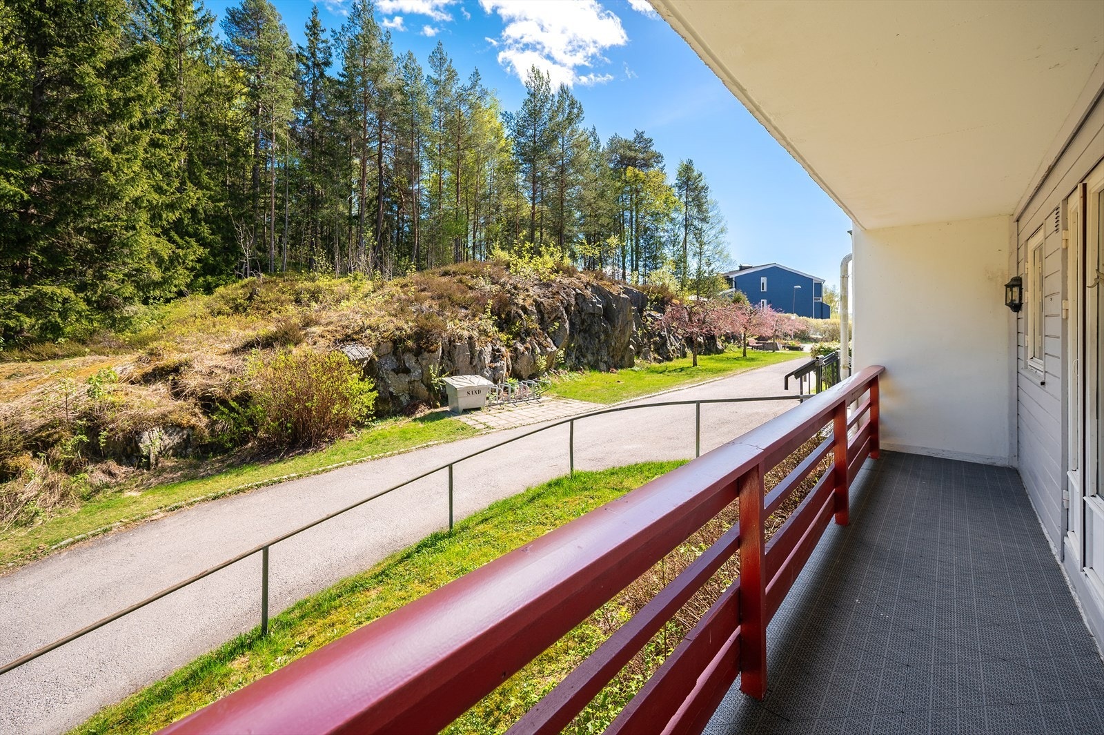 Uteplassen ved kjøkkenet vender ut mot gangvei og grøntområder. Galleribilde
