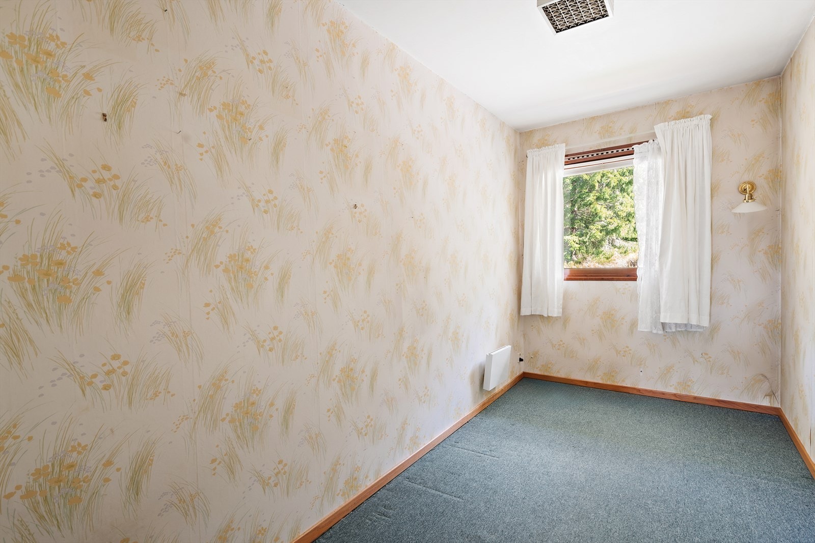 Det andre soverommet har vegg-til-vegg-teppe og plass til seng og oppbevaring. Galleribilde