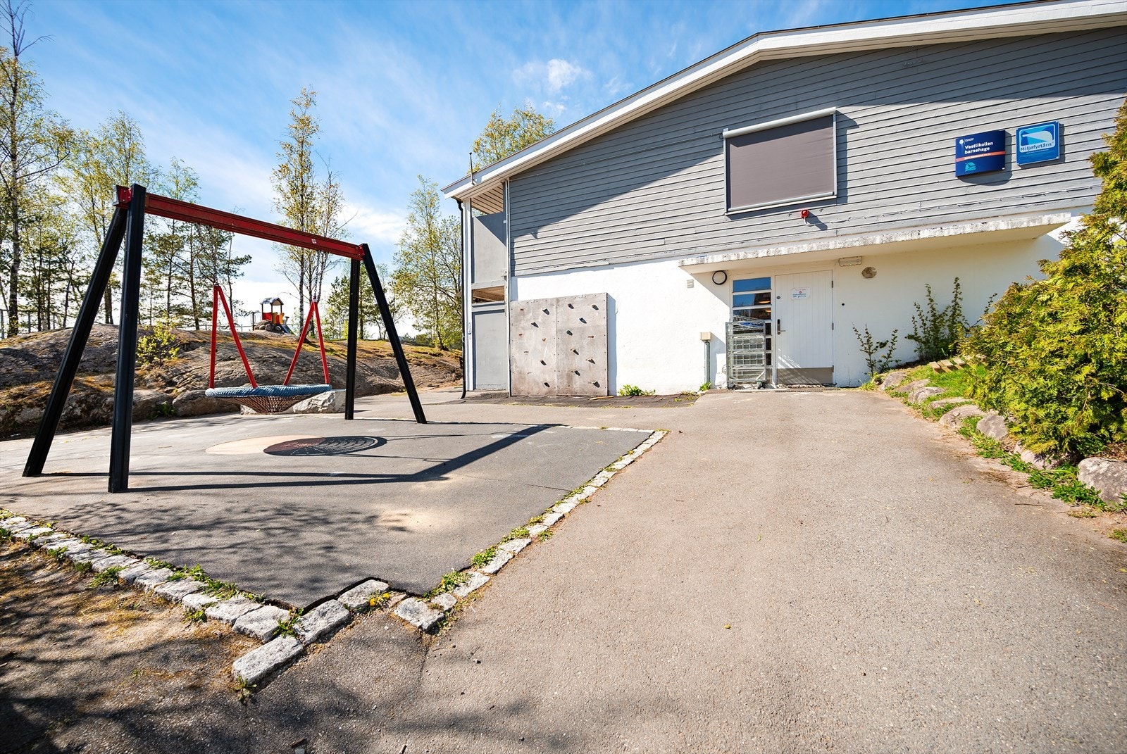 Nærområdet byr på flere lekeplasser og aktivitetsområder for barn. Galleribilde