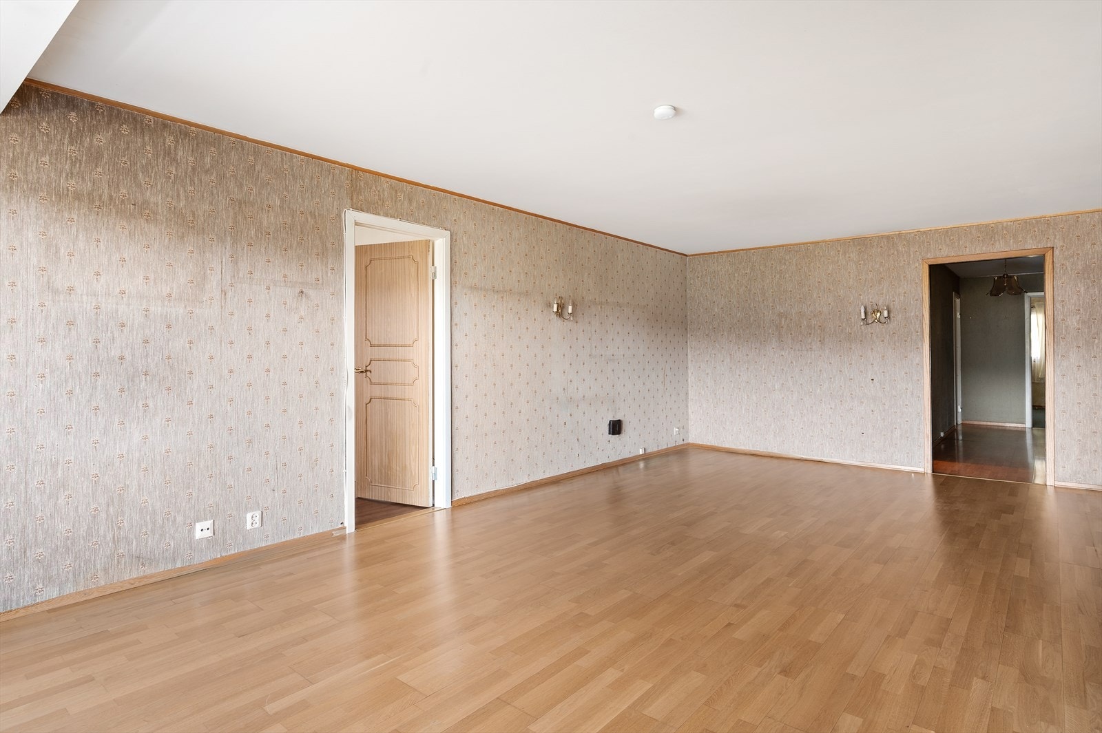 Gulvet i stuen er belagt med laminat. Galleribilde