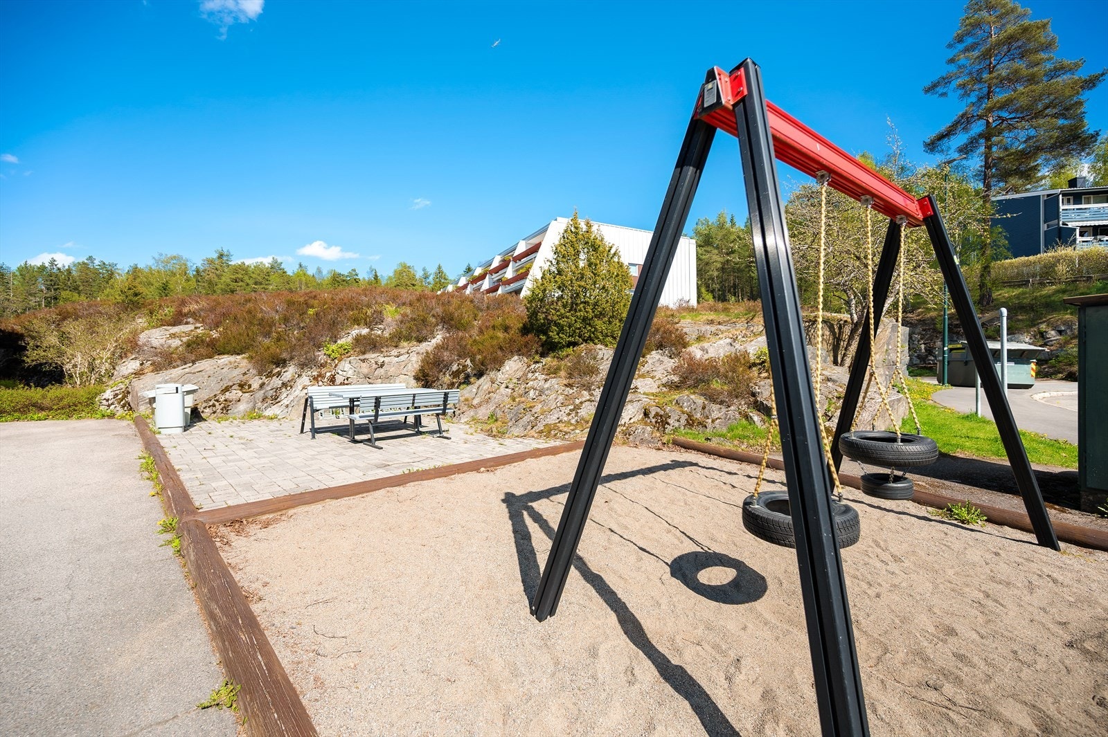 Fellesområdene er opparbeidet med lekeapparater og sittegrupper. Galleribilde
