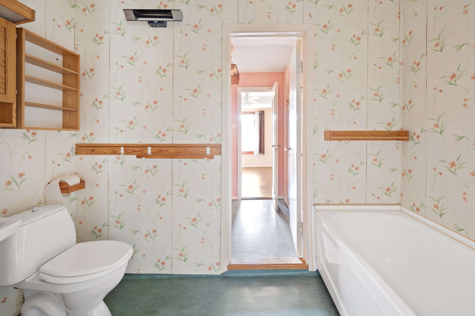 Det andre badet har badekar, servant og toalett. Begge badene er fra byggeåret. Galleribilde