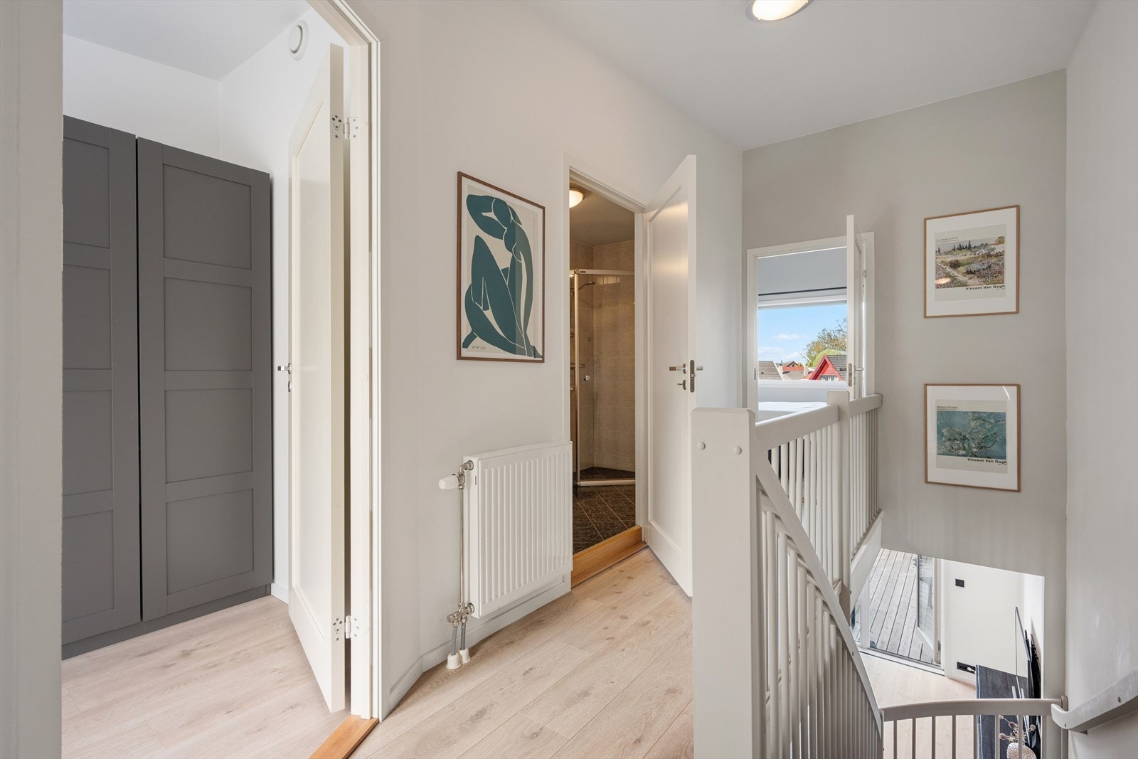 Gjennomgående nye gulv ble lagt i hele boligen i 2023. Etasjen varmes opp av radiator tilknyttet vannbåren varme. Galleribilde