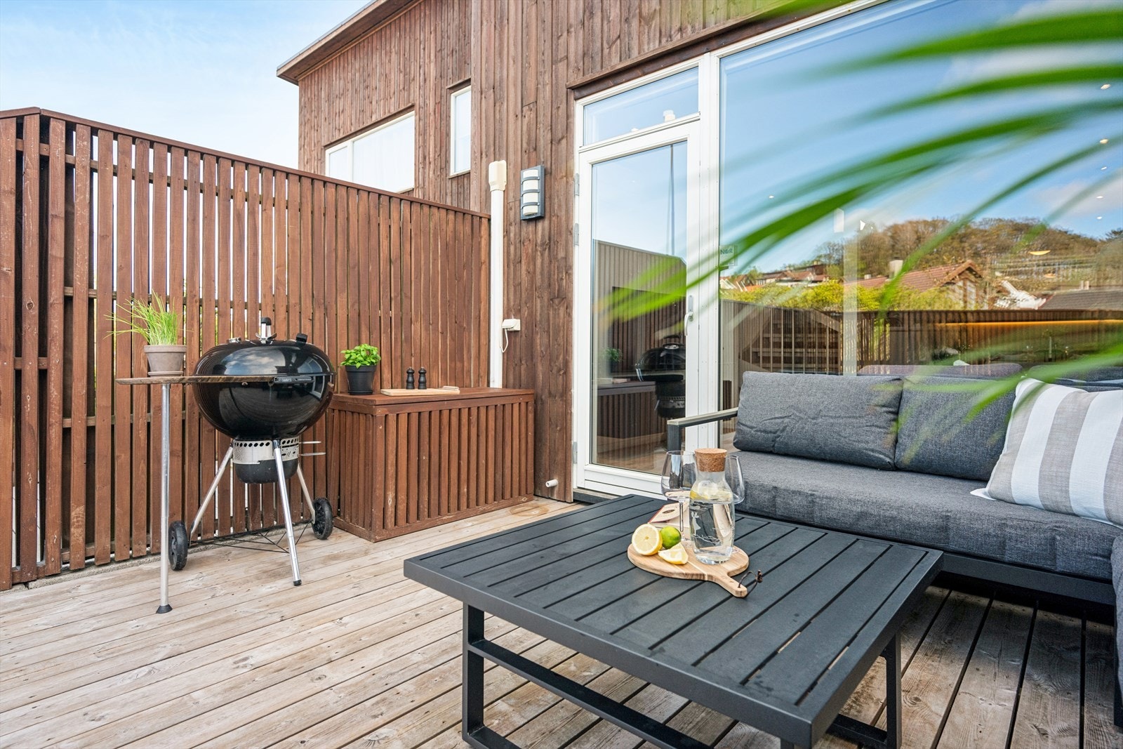 Terrassen er romslig og har god plass til både sittegruppe og grill. Galleribilde