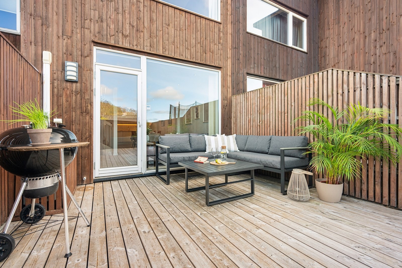 Et moderne rekkehus med en stor og nyere treterrasse fra 2022. Uteplass til stor glede på gode og varme sommerdager. Galleribilde