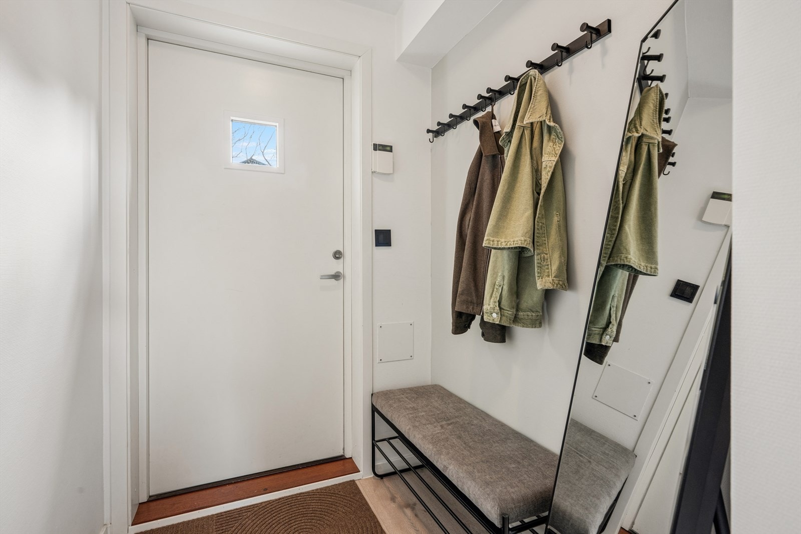 Entrée med plass til oppbevaring av yttertøy og sko. Galleribilde