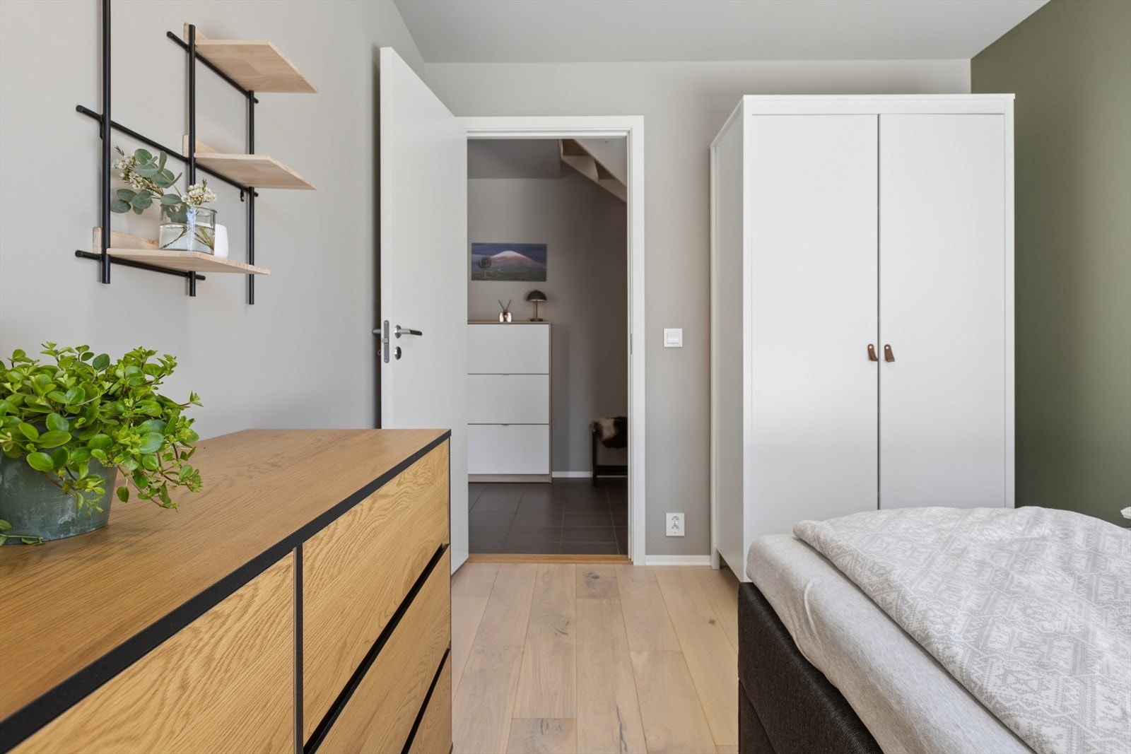 Et praktisk rom med plass til både seng og oppbevaring Galleribilde