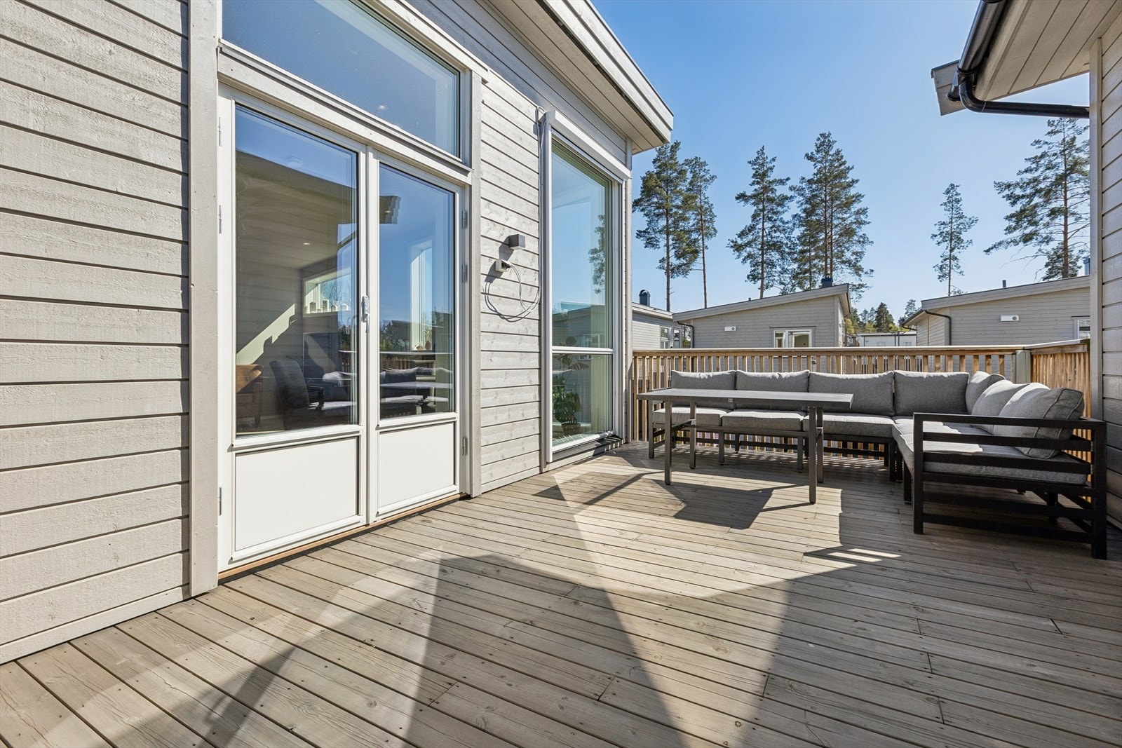 Romslig og skjermet terrasse med god plass til både lounge og spisegruppe Galleribilde