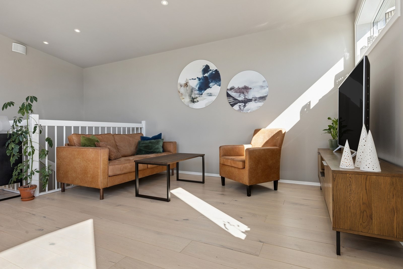 Lys og luftig stue med plass til en romslig og hyggelig sofakrok Galleribilde