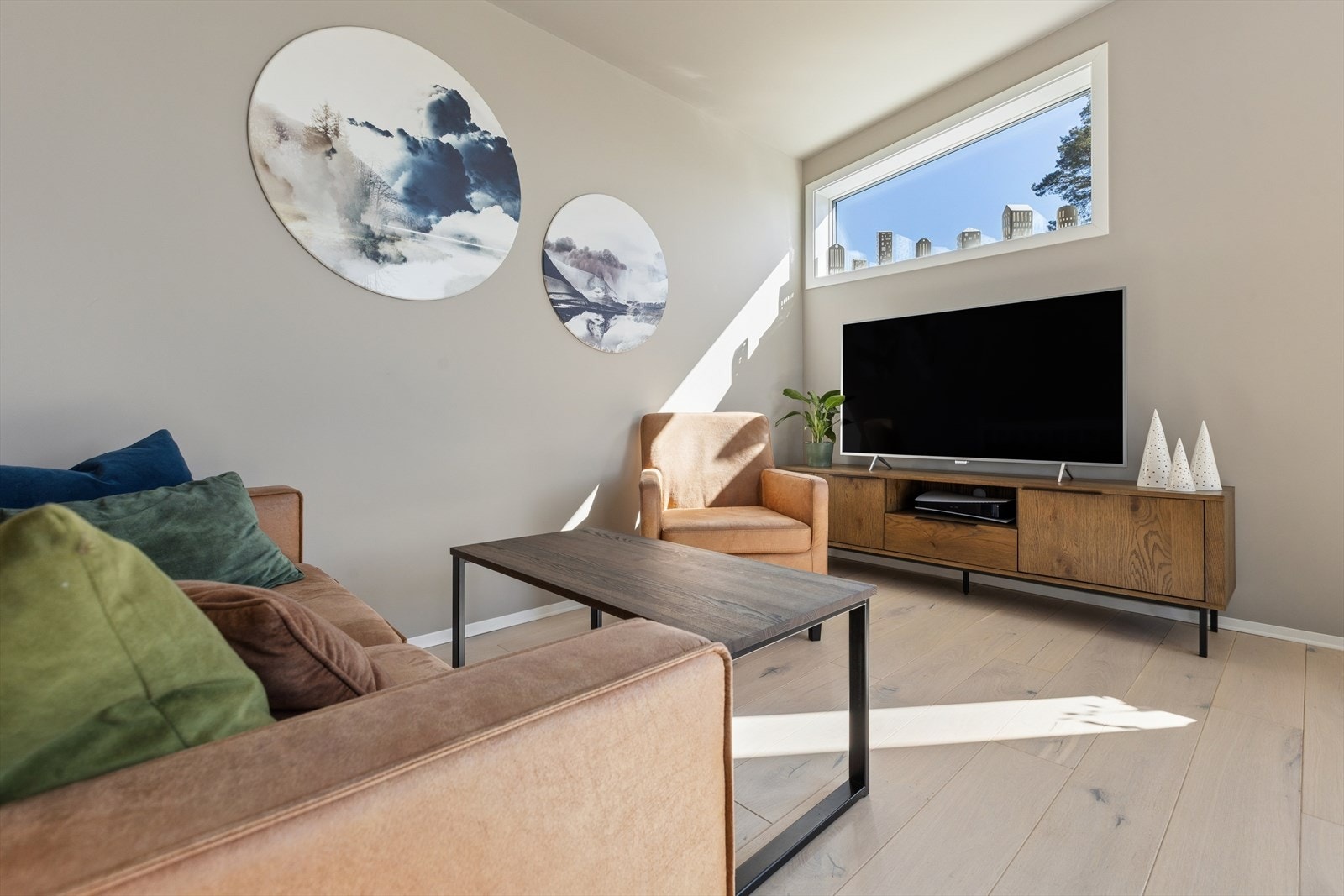 En sosial og innbydende stue med god plass til sofagruppe og tv-møblement Galleribilde