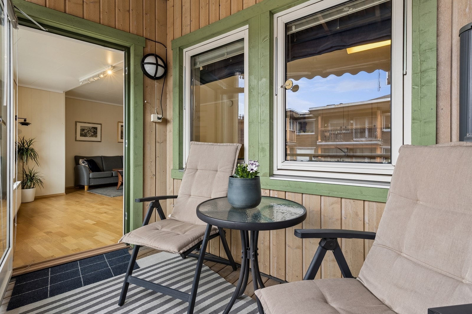 Balkong med utgang fra stue. Galleribilde