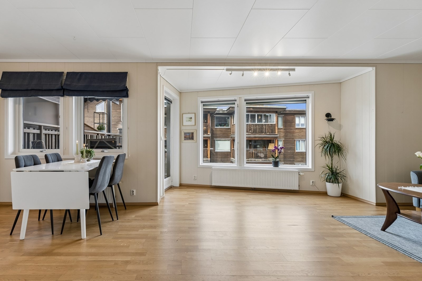 Fra stuen er det utgang til balkongen via en malt balkongdør i tre med glassfelt. Galleribilde