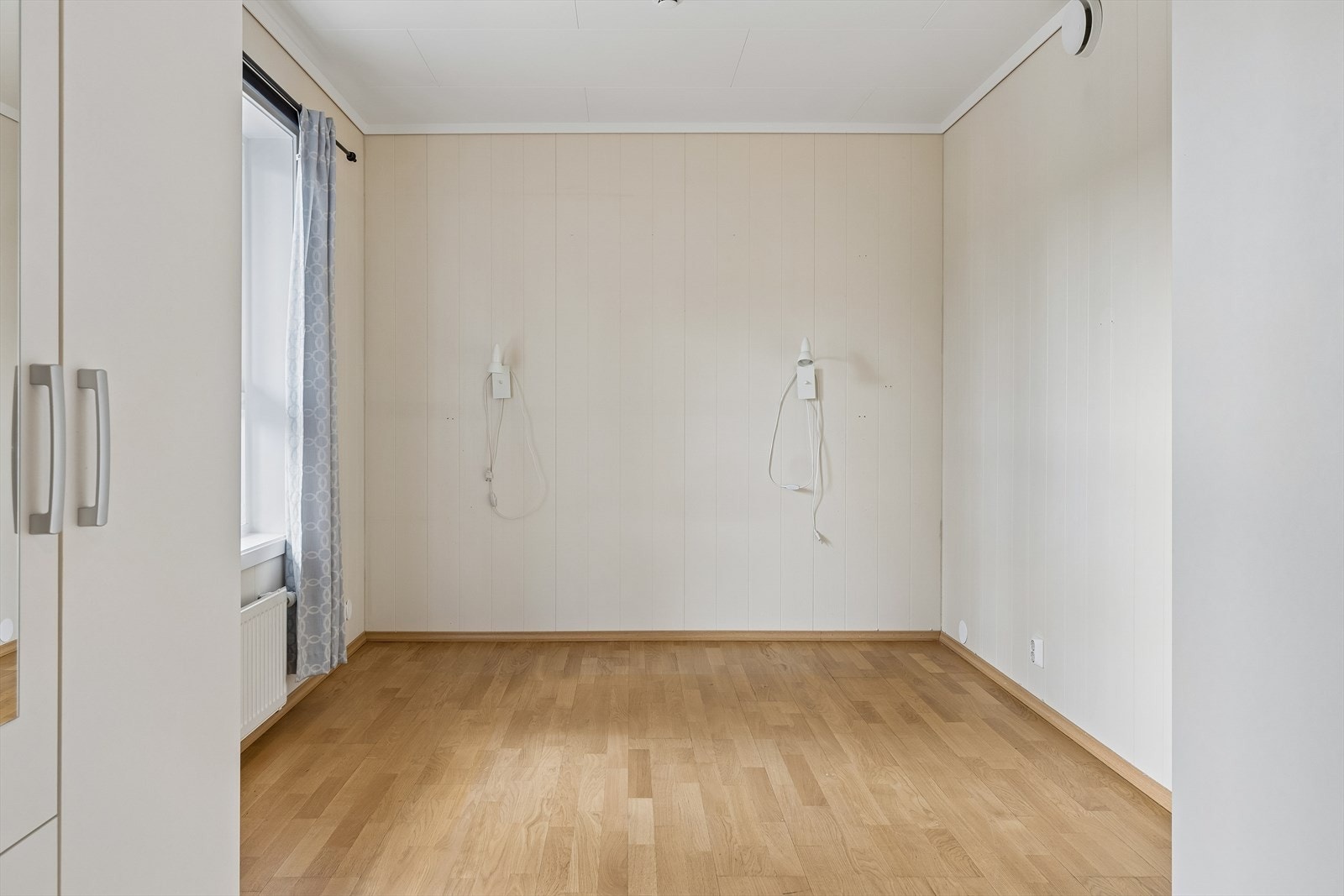 Hovedsoverommet er romslig med plass til dobbeltseng og garderobeløsninger. Galleribilde